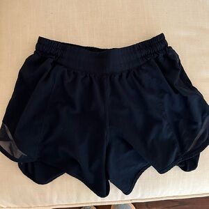 Lululemon Size 6 Women's Hotty Hot Short “4 inch” NAVY